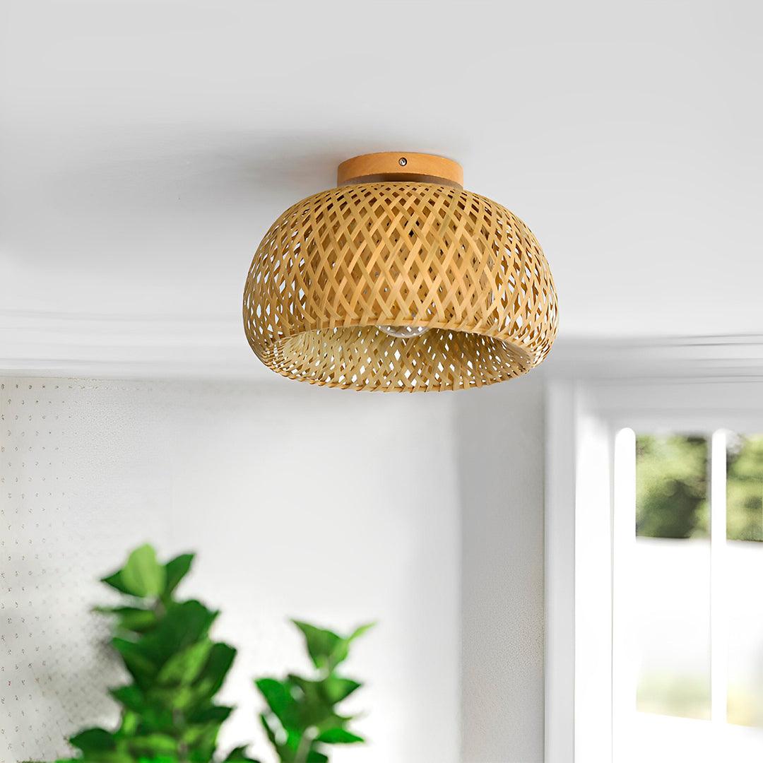 Meia esfera de bambu apagada no teto de um ambiente claro, perto da janela