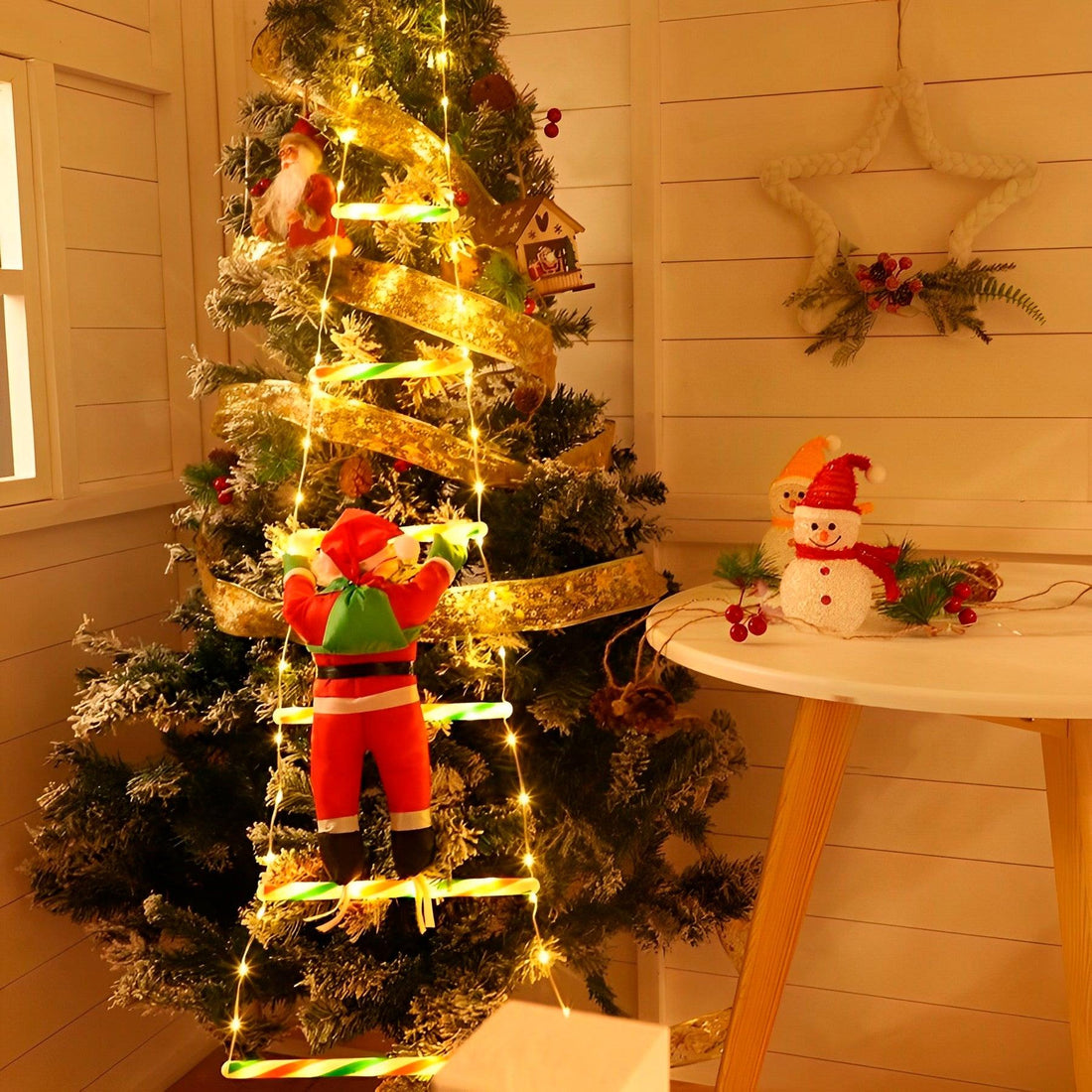Escada amarela com Papai Noel numa árvore de Natal com fitas douradas, dentro de casa