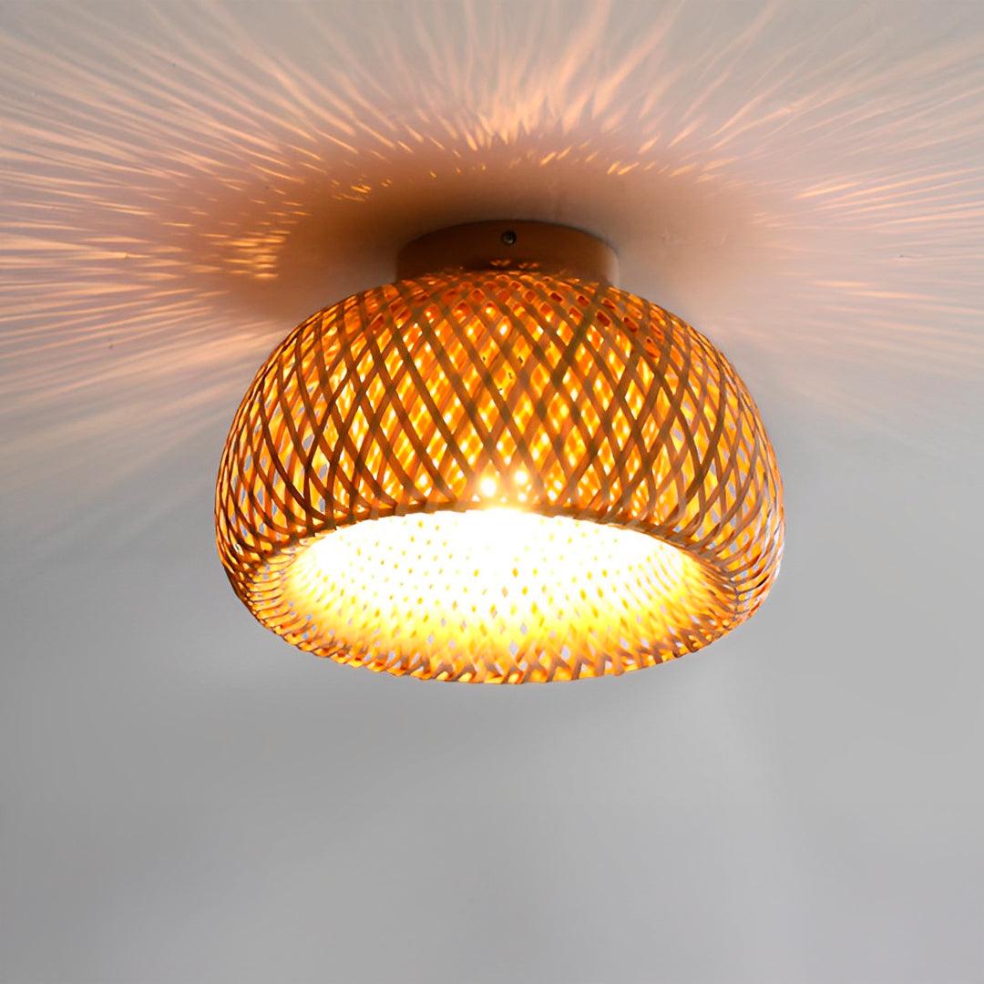 Meia esfera de bambu acesa, vista de baixo, com raios de luz no teto