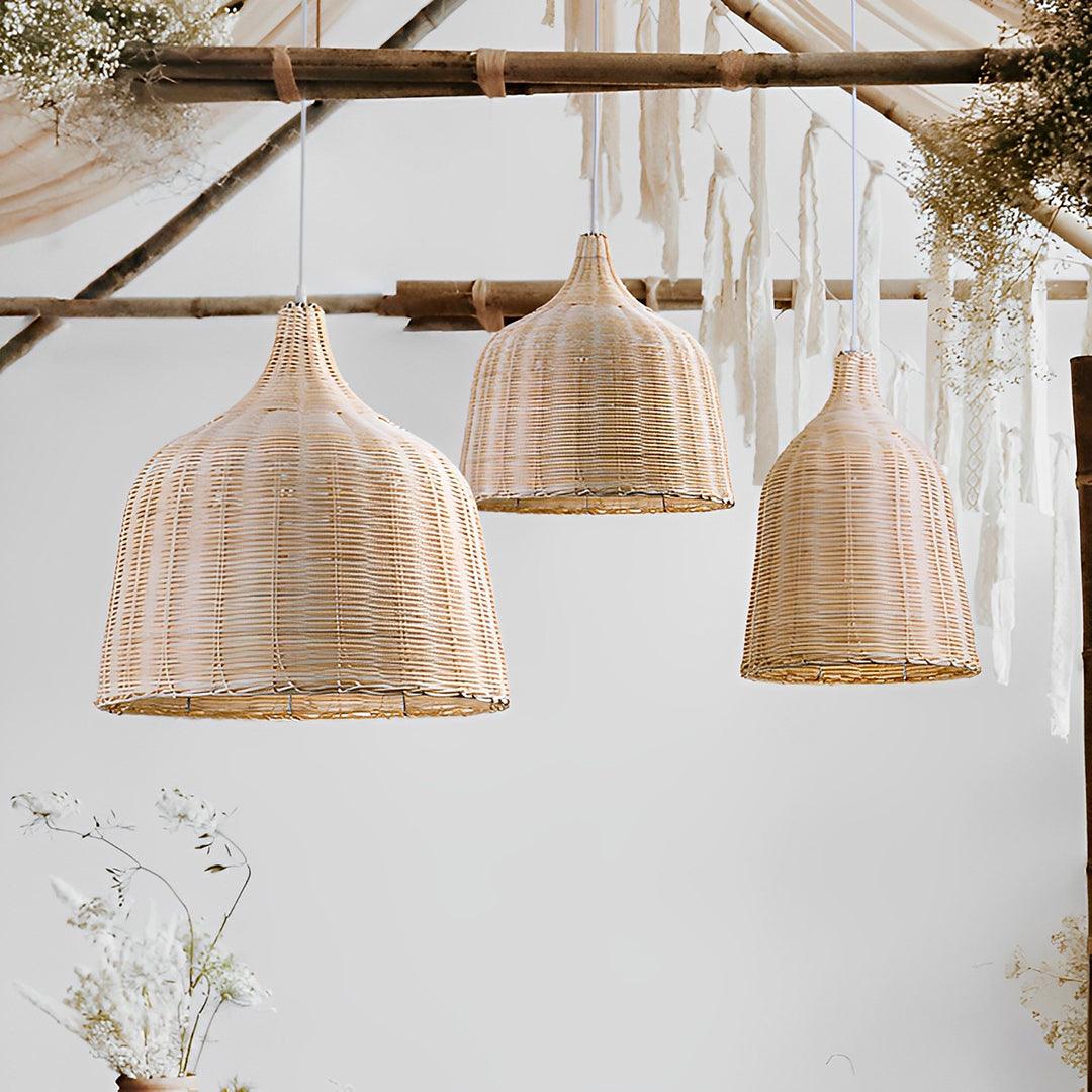 Três sinos de bambu apagados, em alturas diferentes, junto a varas e tecido branco