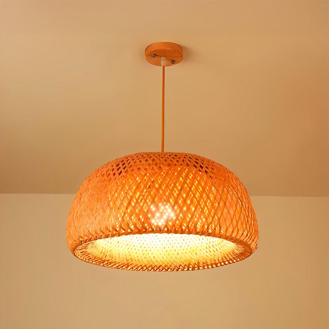 Pendente de bambu aceso visto de baixo, com luz dourada na abertura da cúpula